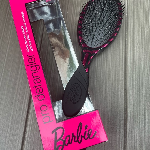 Mattel Barbie hairbrush - Picture 2 of 3